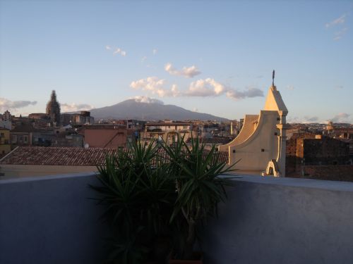 l\' Etna domina il panorama dalla terrazza