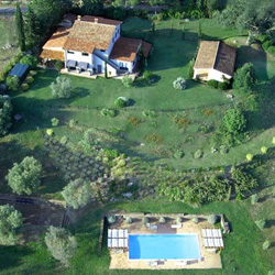 Saturnia - veduta aerea dell\'agriturismo con piscina
